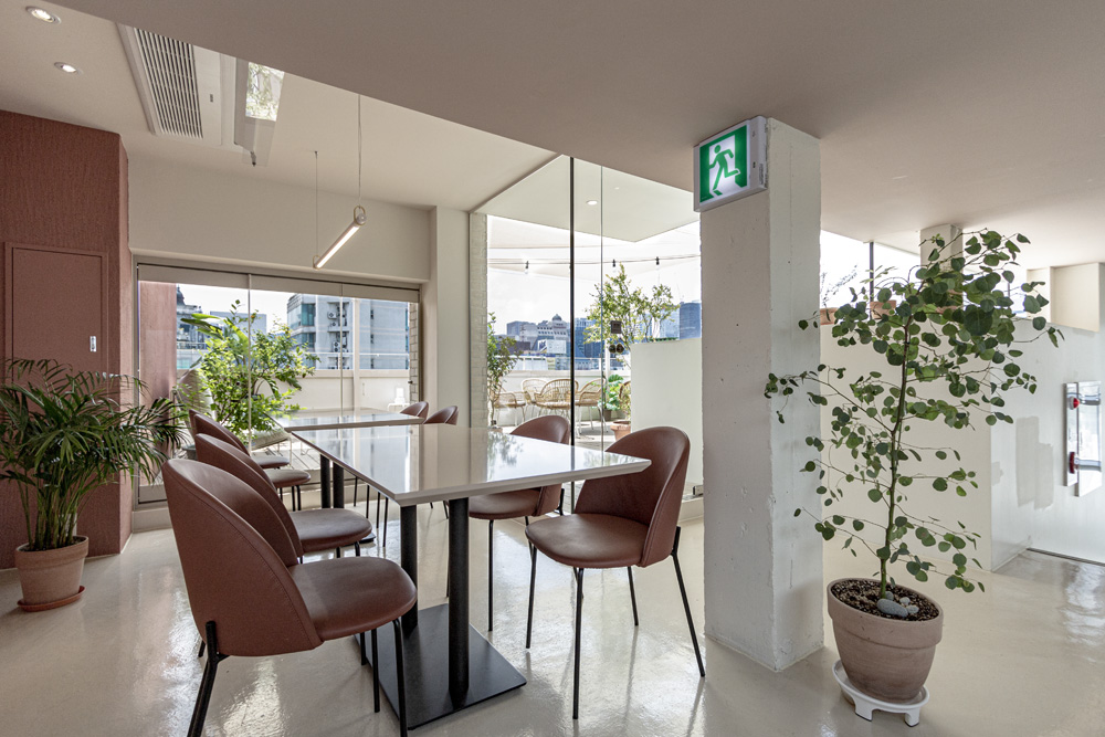 首尔通洞酒店咖啡厅 | 色彩点睛的现代概念空间-8