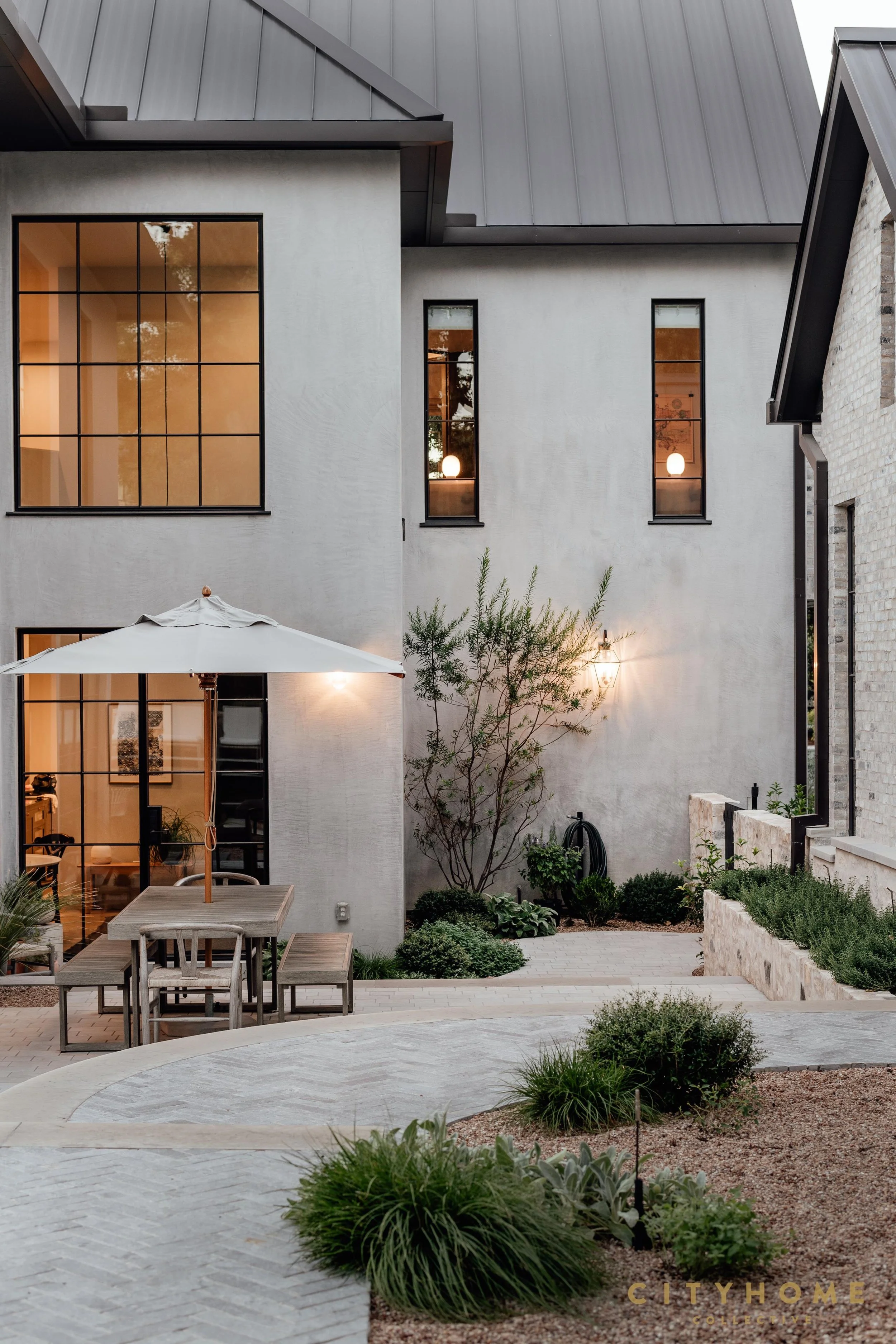 负鼠小跑
注：POSSUM是负鼠，TROT常见有小跑、慢跑之意，这种组合可能在特定情境中有特殊含义，若有更具体语境可进一步优化翻译 丨美国奥斯汀丨Element 5 Architecture-8