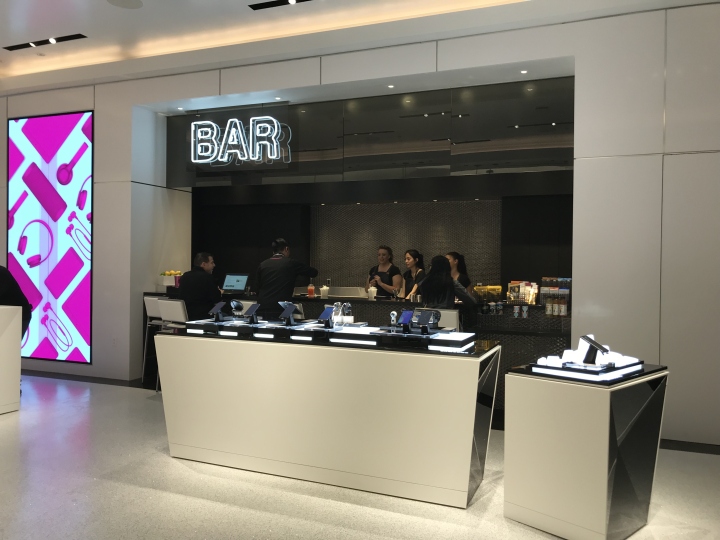 FITCH 打造的两层 T-Mobile 签名店，大胆前卫的设计让人过目难忘-3