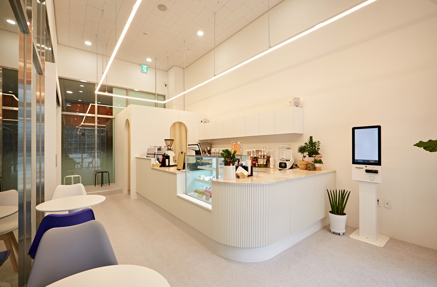 白色与木色交融，11 平小空间咖啡馆设计惊艳-5