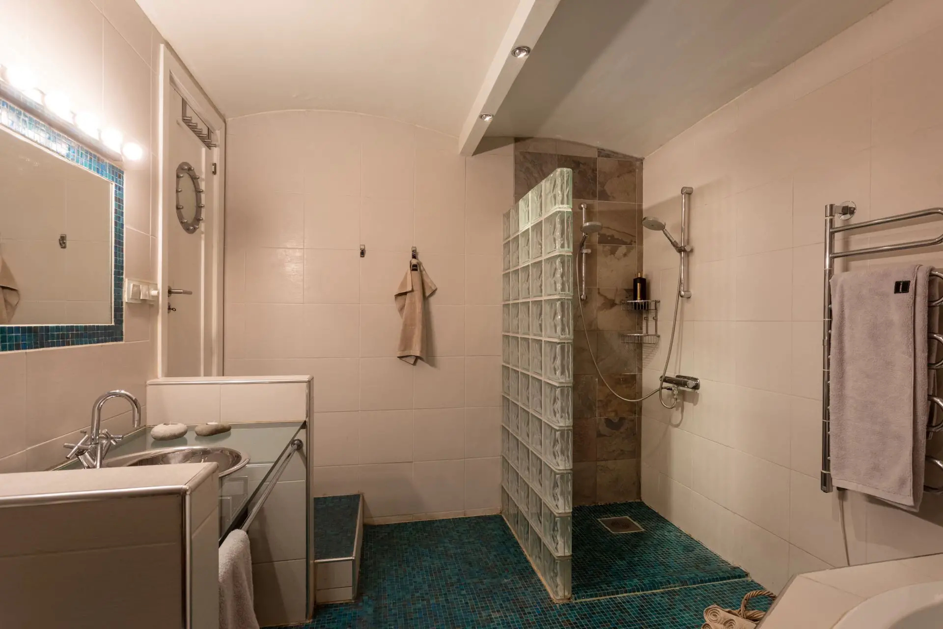 1905 年瑞典老建筑的现代温馨小屋-12