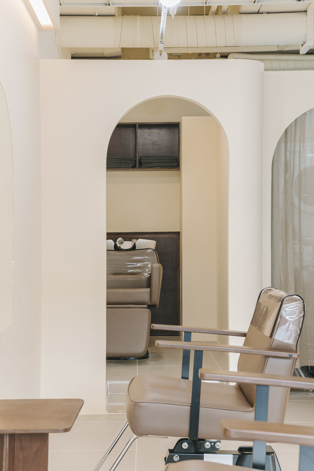 白色与木质，打造 10 平米的清新美容空间-13