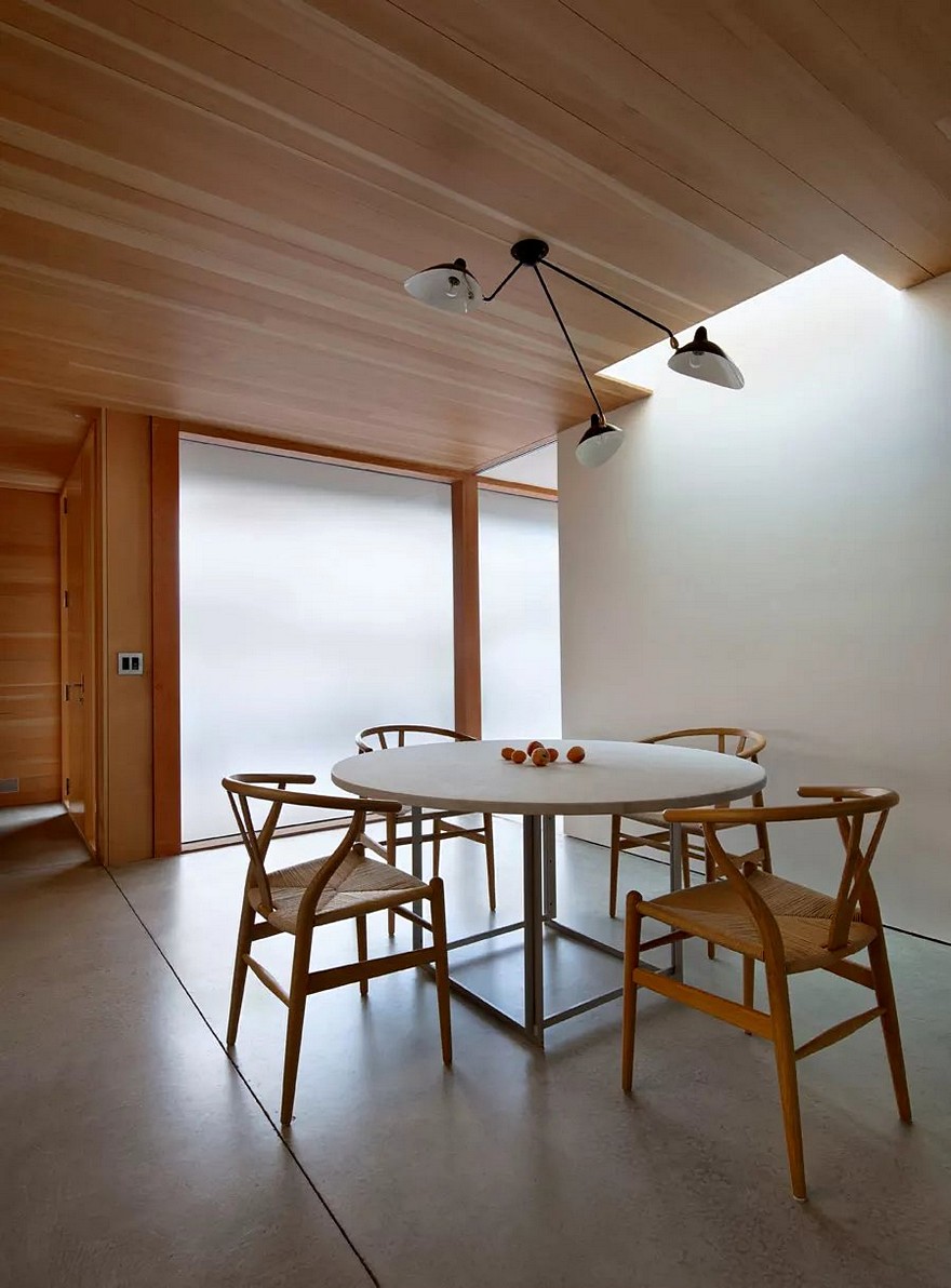 Modern Waterfront House Designed for a Family of Three Generations-19