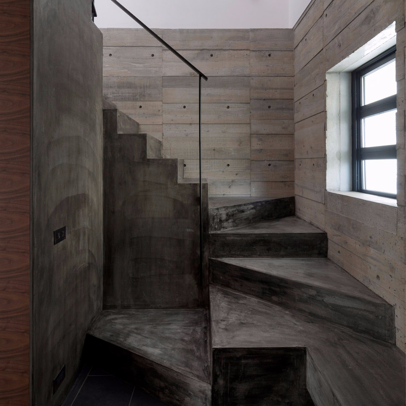 混凝土墙板打造的庄重空间-6