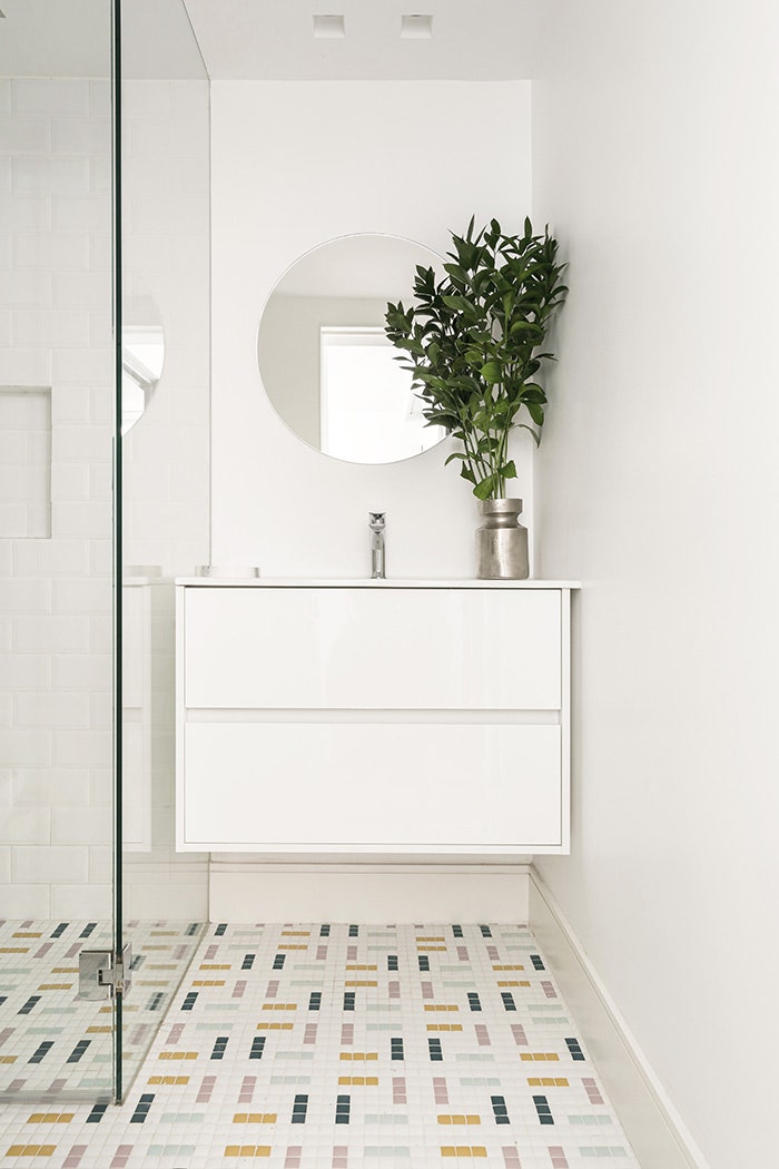 小空间,大设计 | 欧洲迷你公寓的意大利式奢华浴室-11