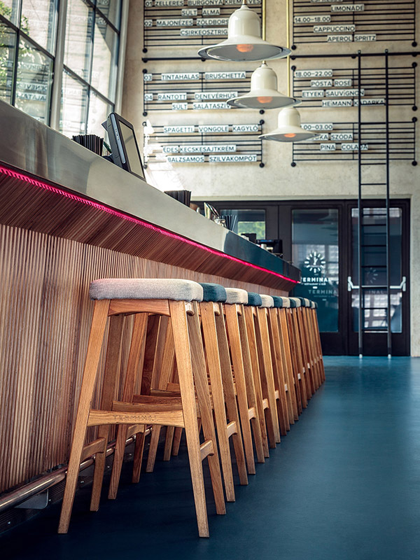 候车大厅内的酒吧餐厅,布达佩斯 / 81font-20