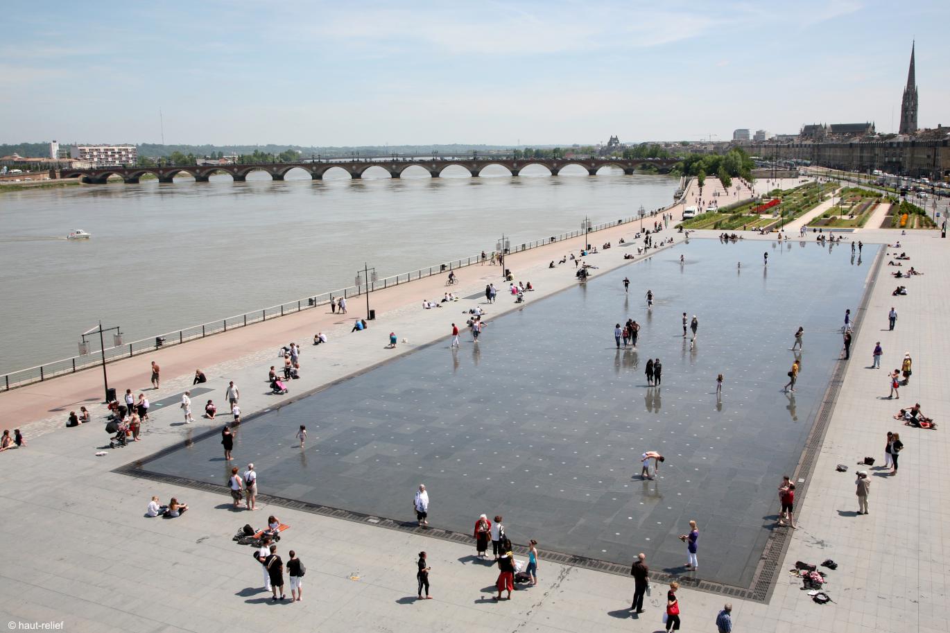 证券交易所广场的水镜

注：Le miroir d’eau常见释义为水镜 ，place de la Bourse可理解为证券交易所广场 ，一般法国很多城市有以此命名的广场，这里因缺乏更多信息无法明确具体城市，故直接按字面翻译 丨法国丨JML Water Feature Design-11