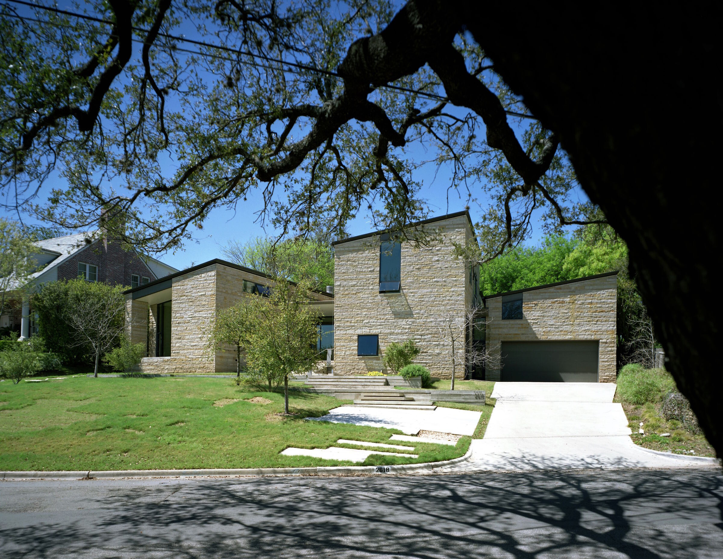 德州奥斯汀三石私人住宅 | 日光与自然的和谐交融-17