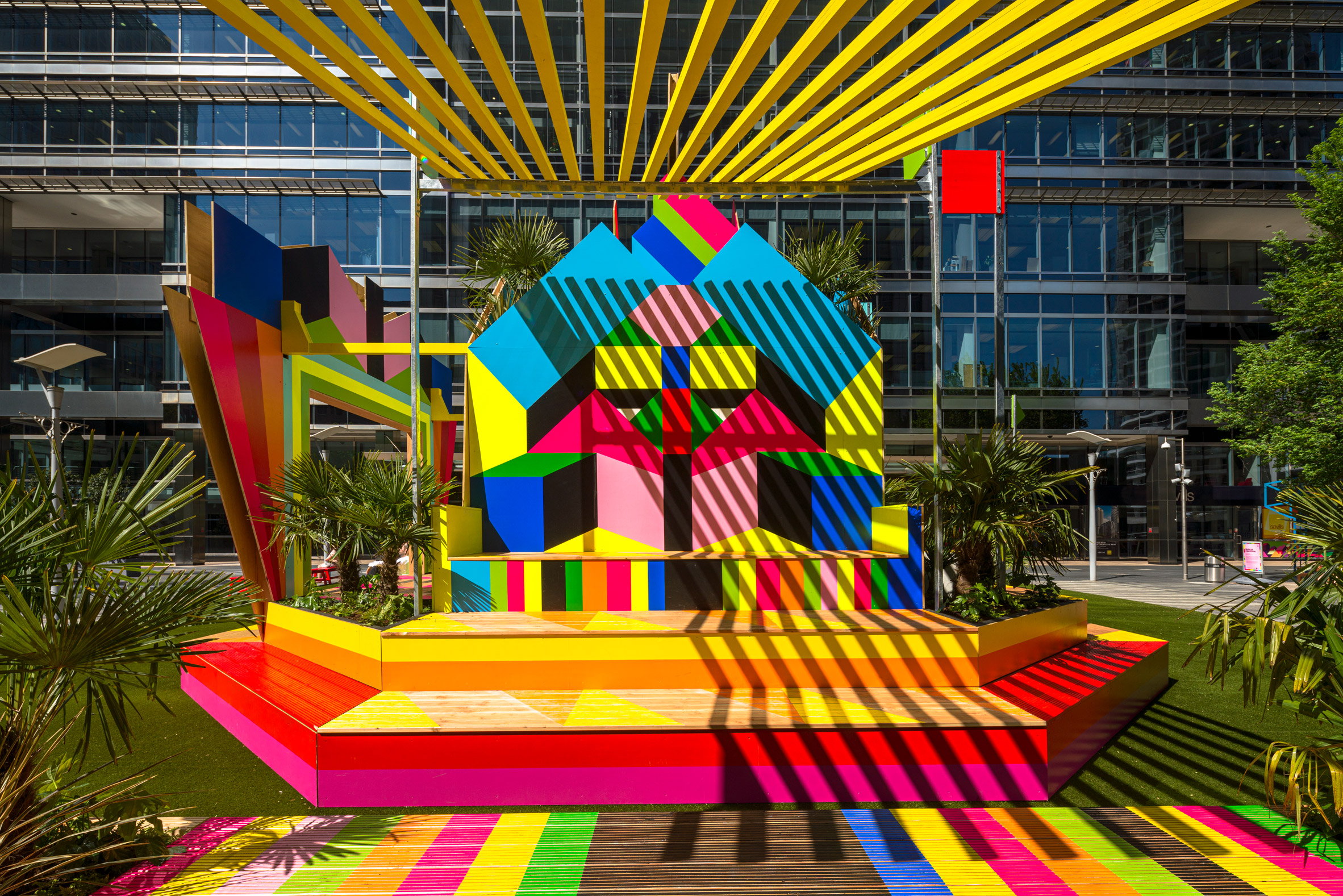 摩天大楼下的活力阳光亭-24