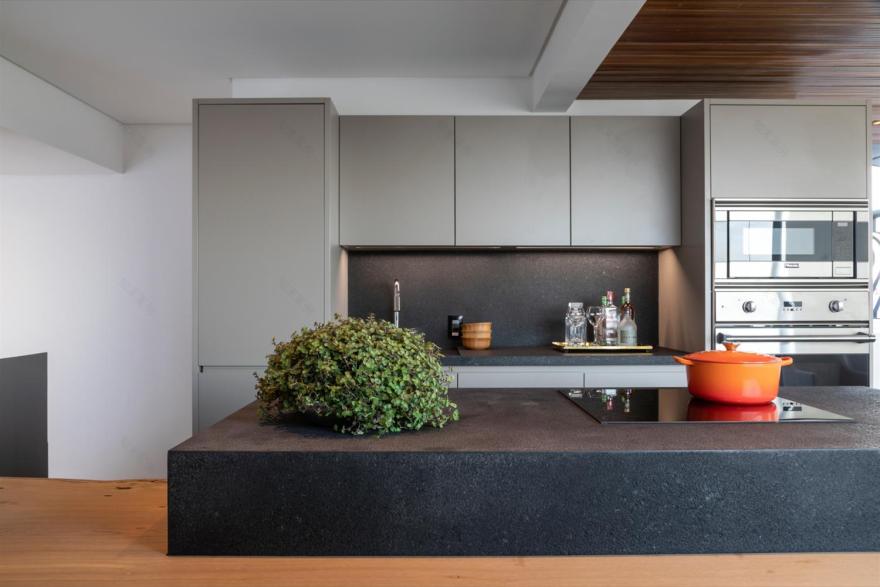 巴西 SP 住宅 | 金属折叠楼梯设计,双层高客厅与泳池完美融合-10