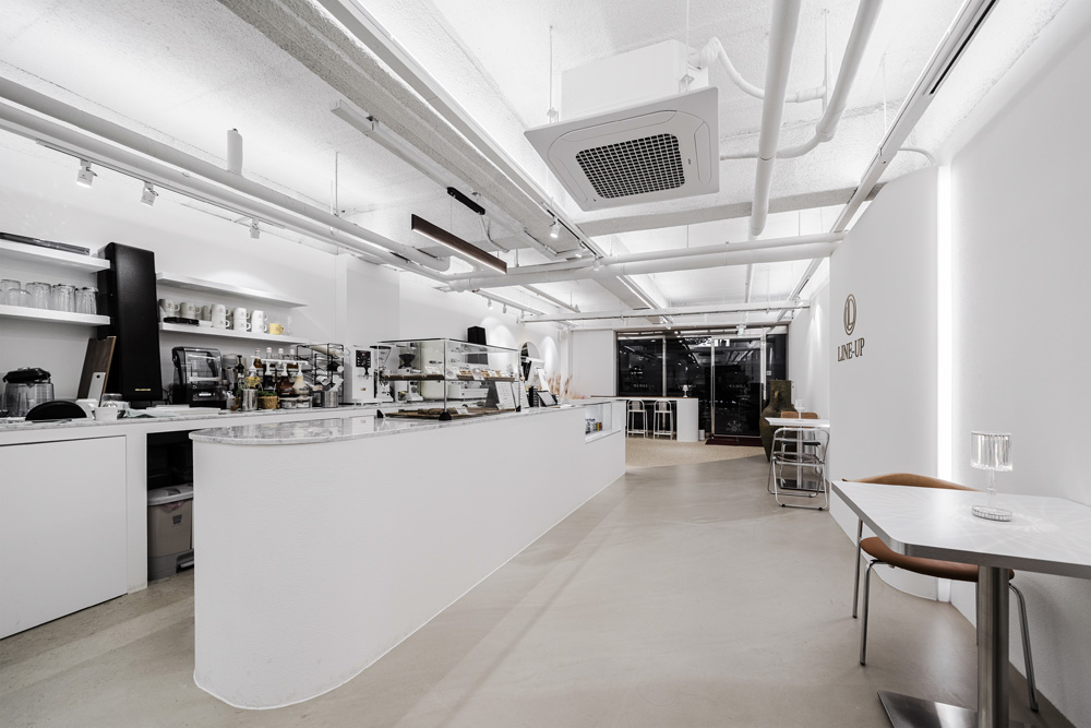 简约白色调的 Lineup Cafe-4