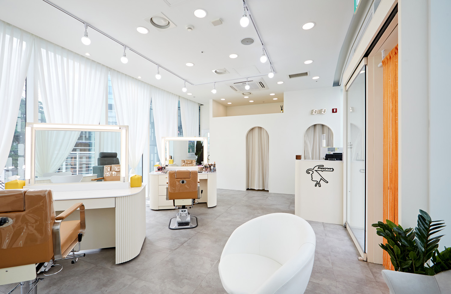 白色简约设计，打造 12 平米工作室的魅力-4