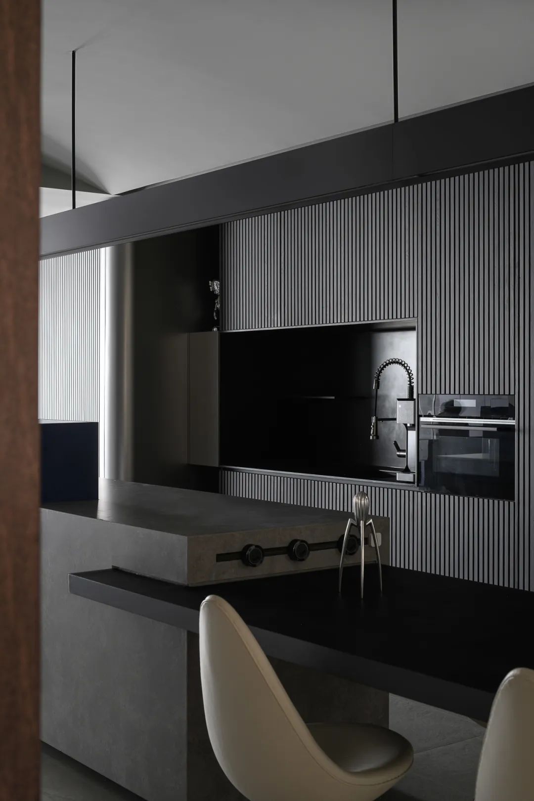 梦幻岛台 · 克莱因蓝的现代家居艺术丨中国江苏-17