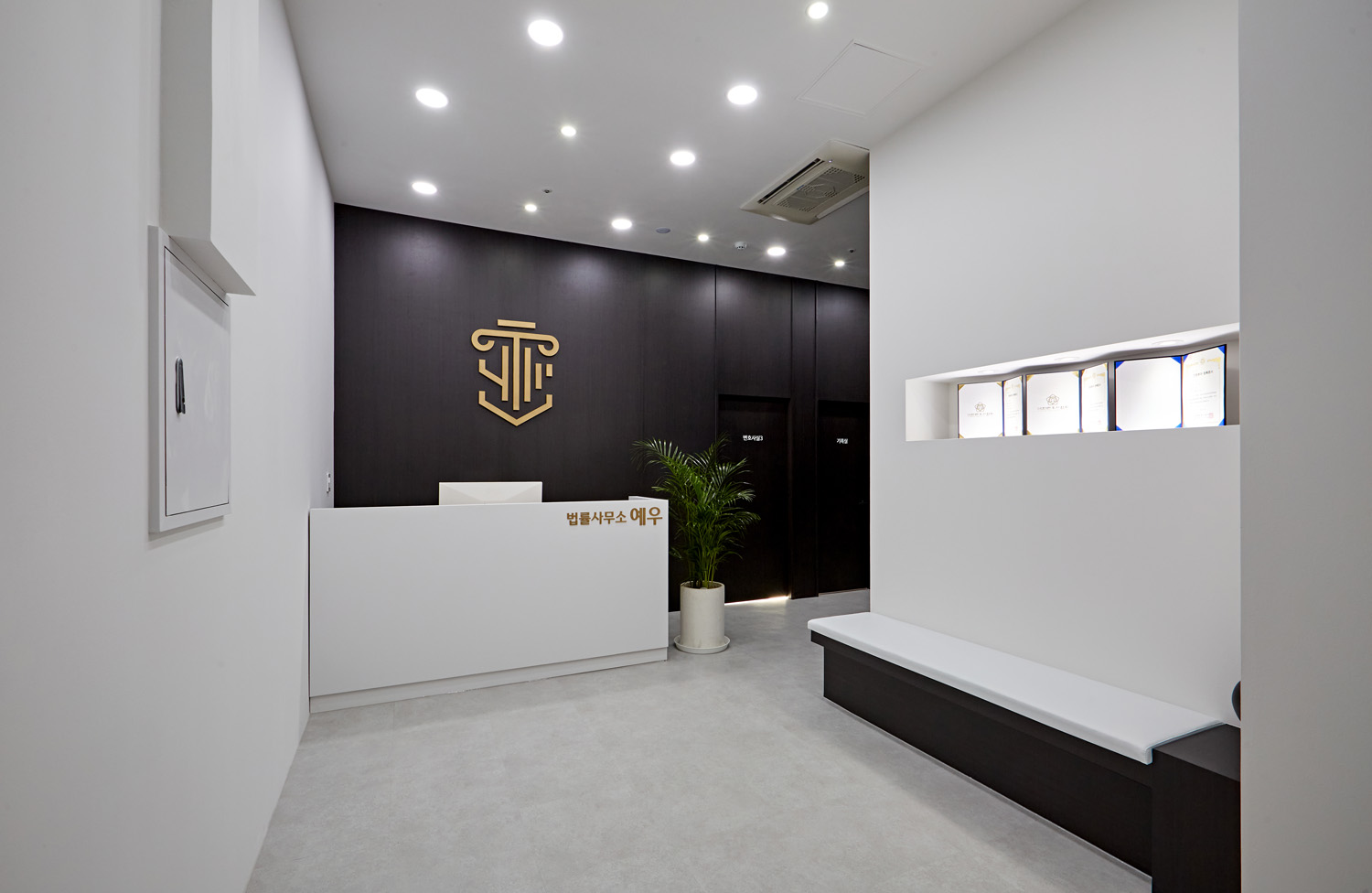 28 平极简黑白风格法律事务所室内设计-3