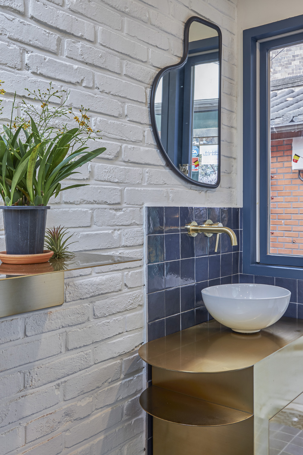 十坪空间里的缤纷色彩盛宴——WAFF 咖啡厅设计-13