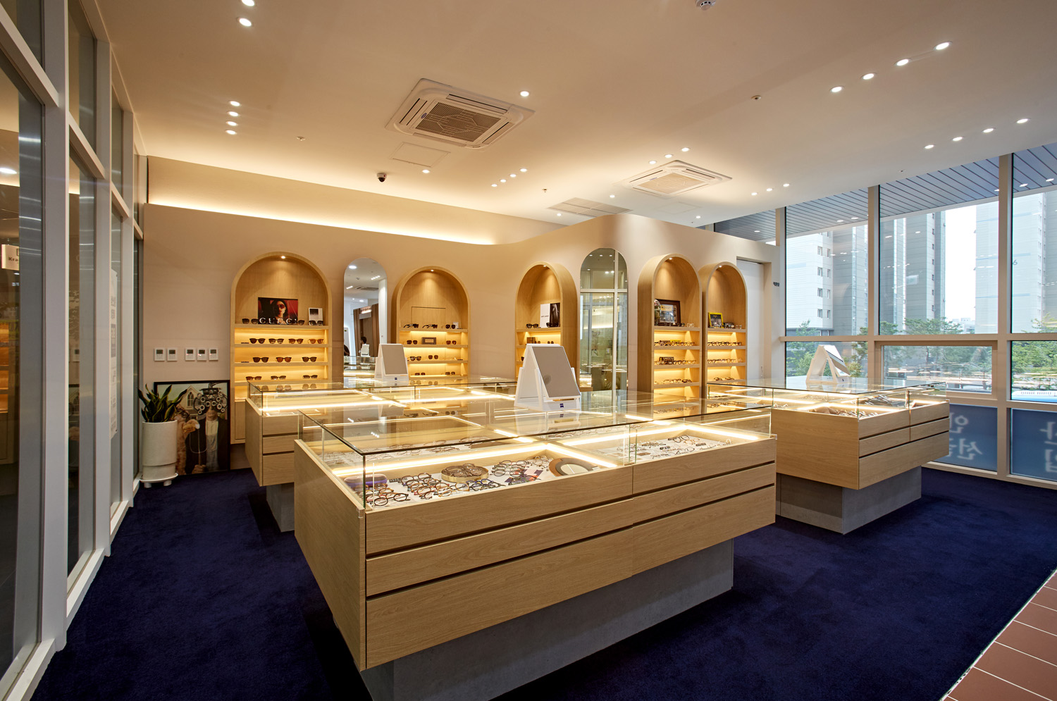 照明点睛之笔 | 高级眼镜店室内设计-3