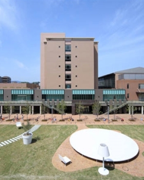福冈市医院学校景观设计 | 家具与空白空间的互动