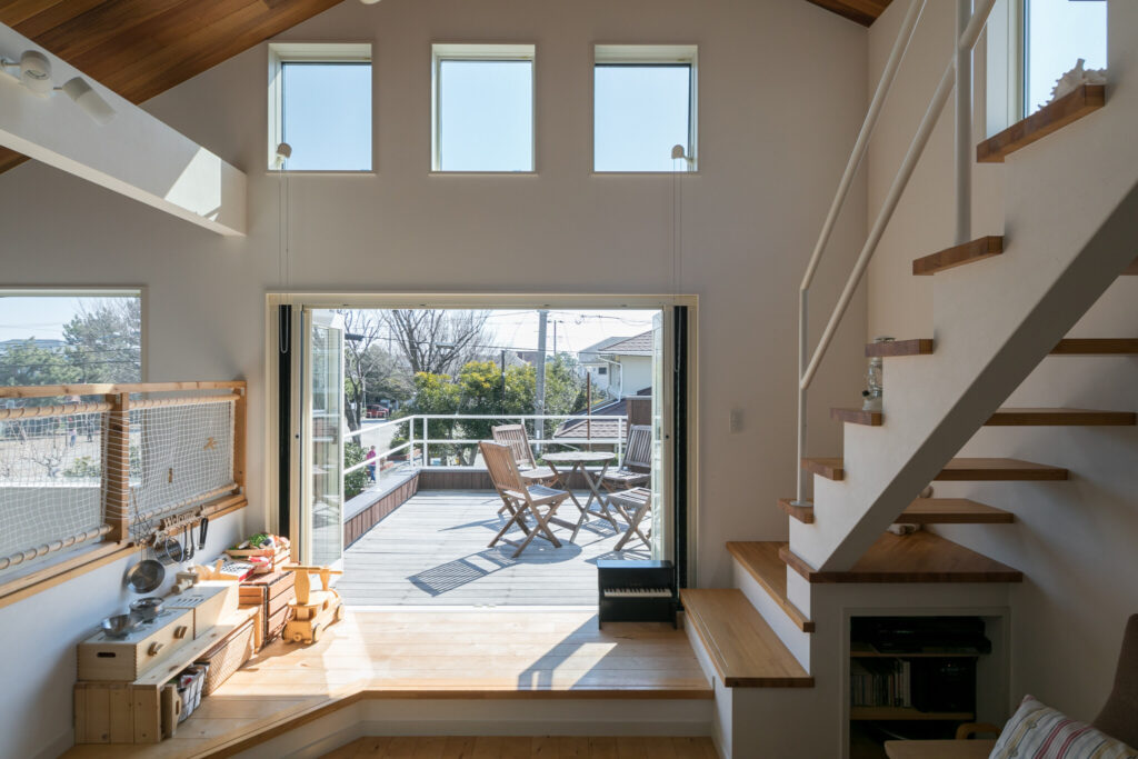 開放感に満ちた空間 子育てを想定して建てられたどこにいても家族がつながる住まい | Style of Life | 100%LiFE-1