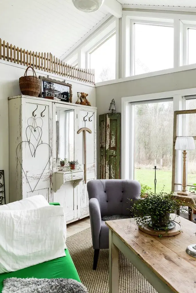 瑞典红屋 | 活力绿沙发点亮乡村时尚家居-15