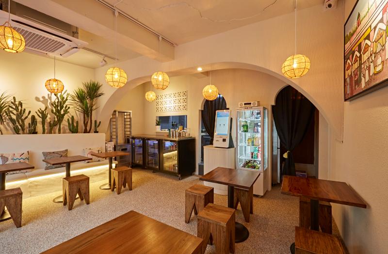 温馨 15 坪卡萨布兰卡餐厅设计，明亮照明营造舒适氛围-5