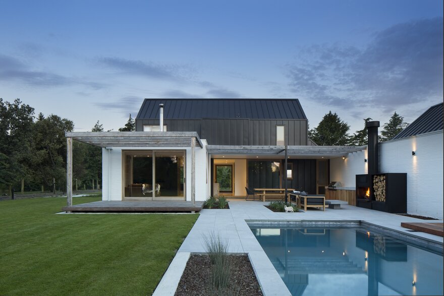 Ryan House by Arthouse Architects is a Contemporary Take on the Gable Form-40