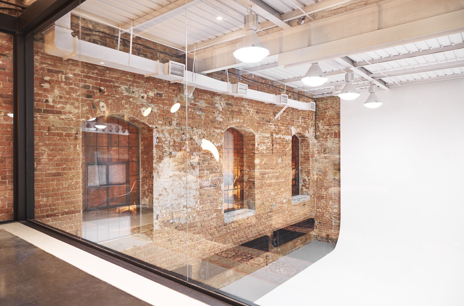 波兰华沙摄影棚改造,工业风与现代化的完美结合-21