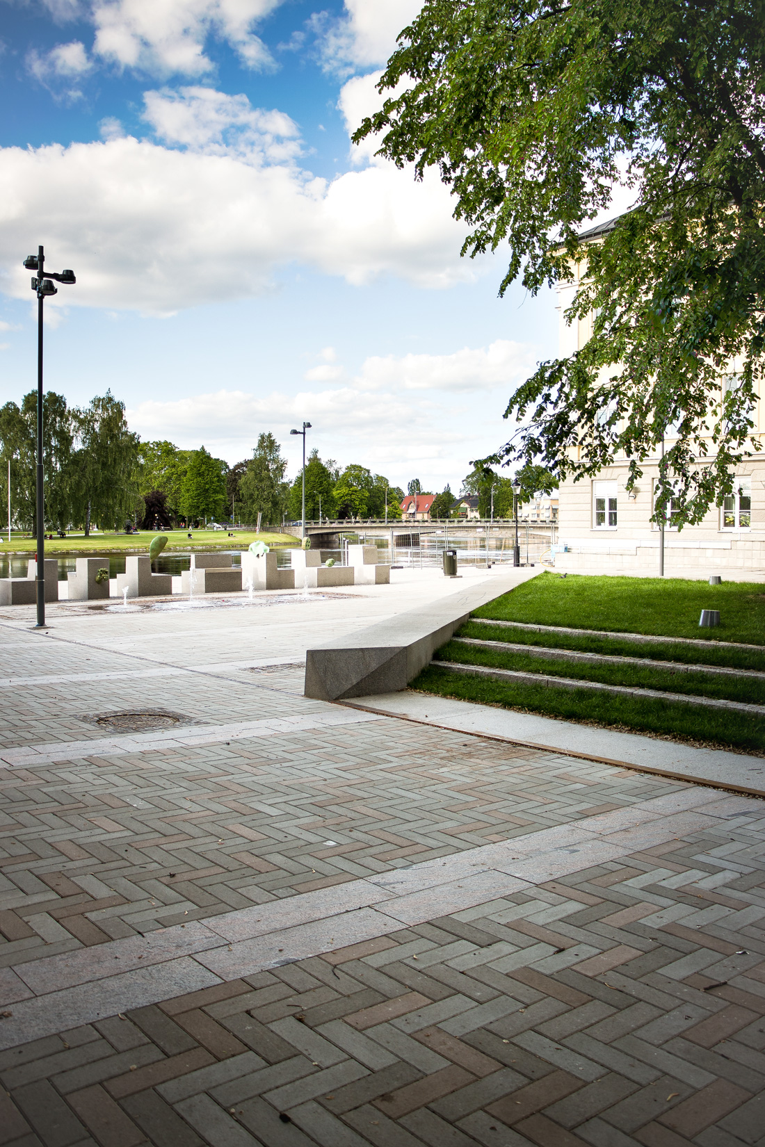 瑞典卡尔斯塔德市阿尔门广场 | 绿色公共空间的艺术化诠释-7