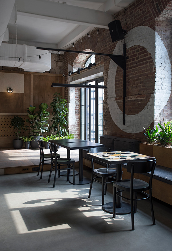 乌克兰利沃夫工业风酒吧设计-11