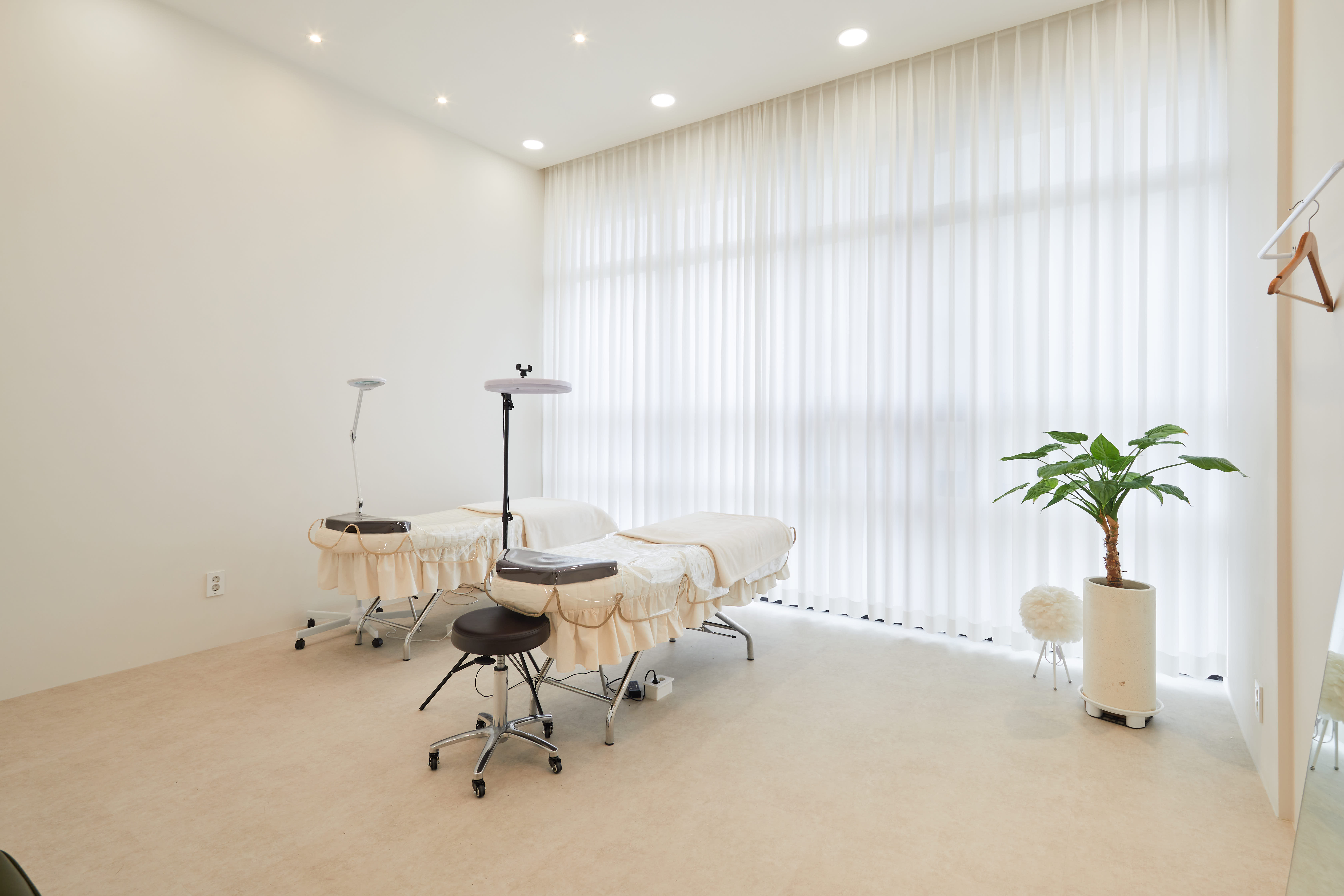 16 平米极简美妆店设计-6