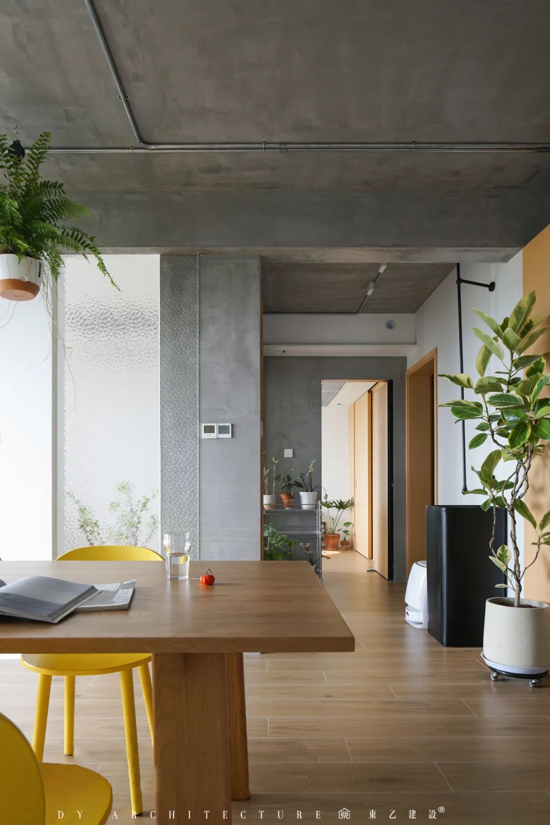 原始粗狂的混凝土裸顶遇上紧凑小三房,这酷酷的松弛感真让人着迷丨中国长沙丨東乙建设-70