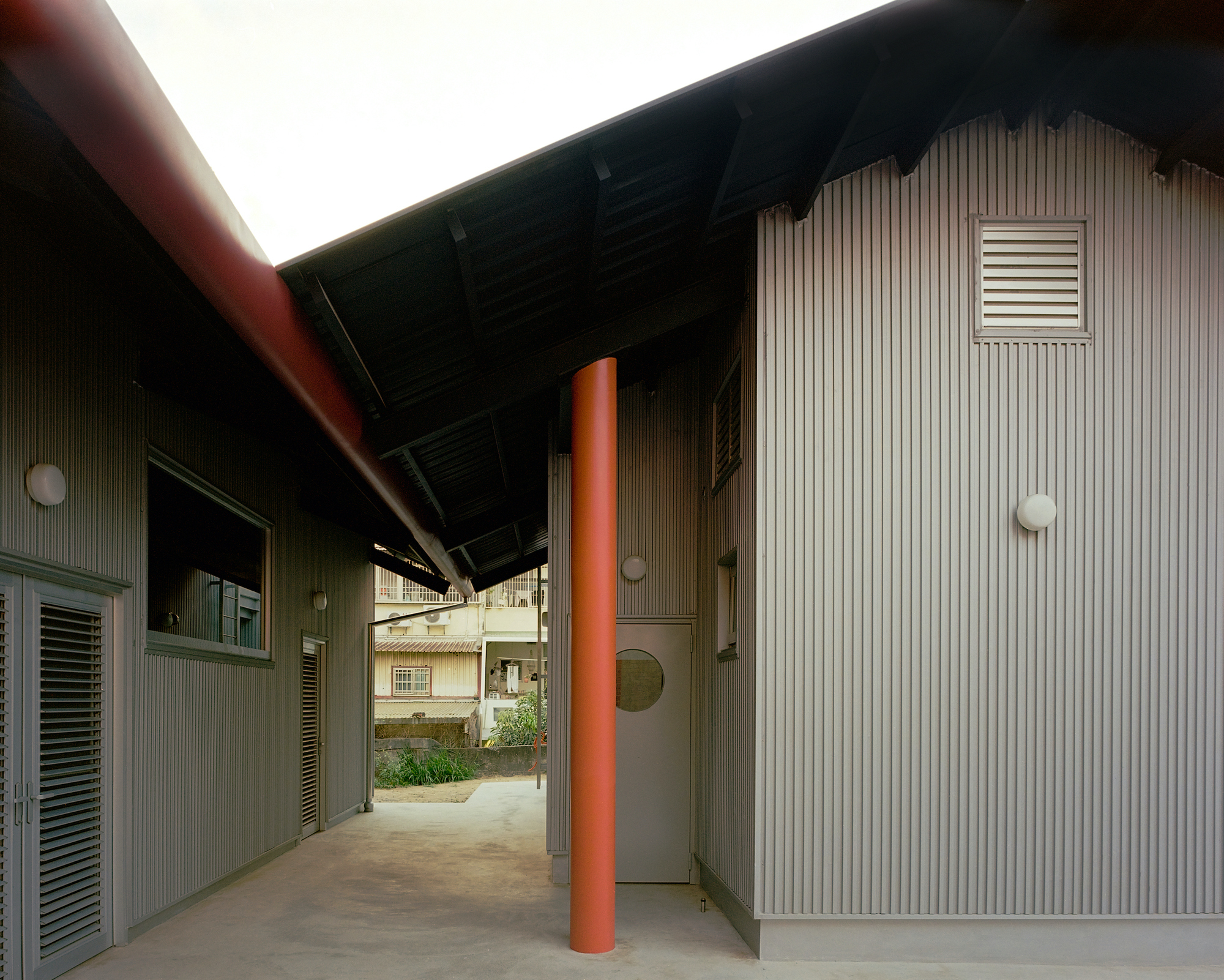 Double Roof House / Studio Tngtetshiu-32
