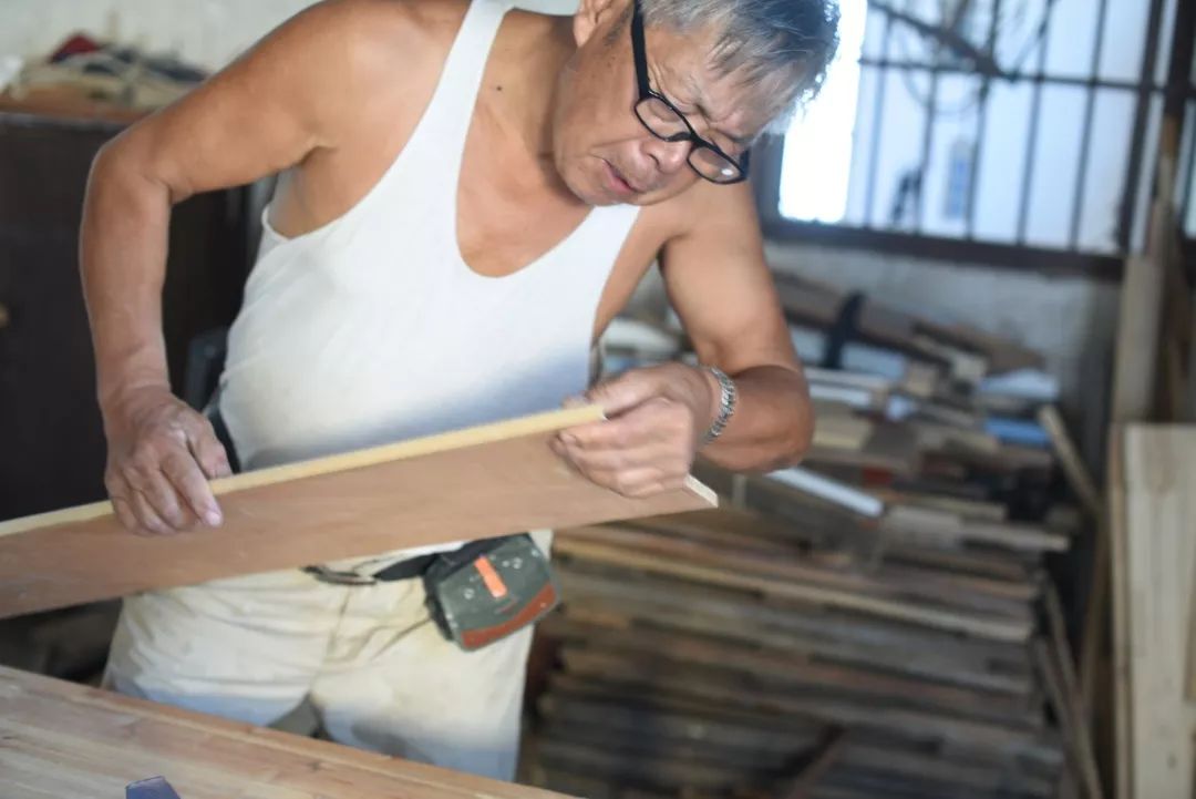 78岁爷爷改造荒废院子，为孙女建起一座花园-90