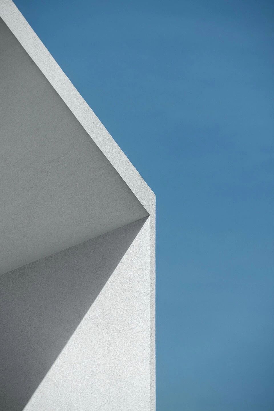 以自然采光与户外空间为核心   极简白色住宅  Arquitetura501-40