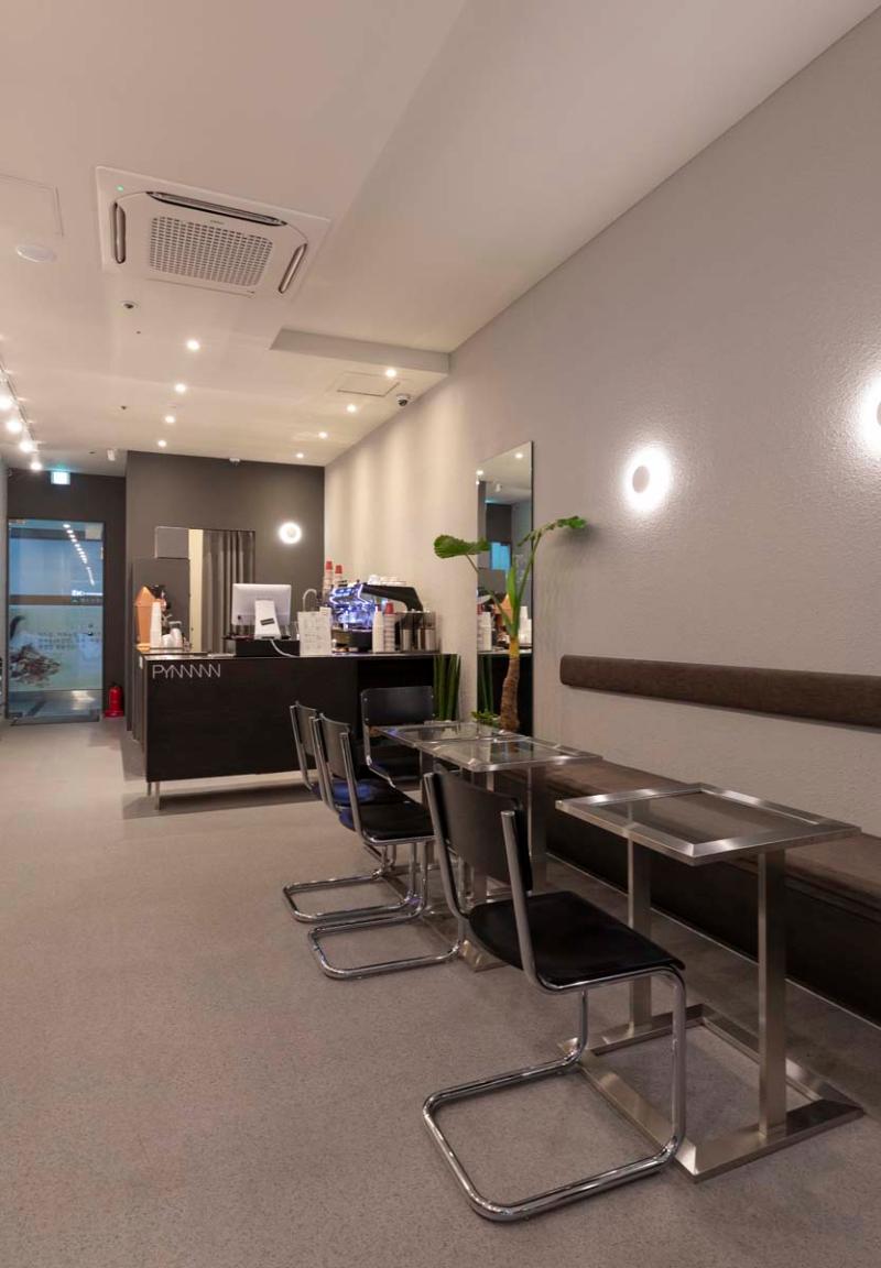 黑白光影中的 13 坪咖啡空间-9