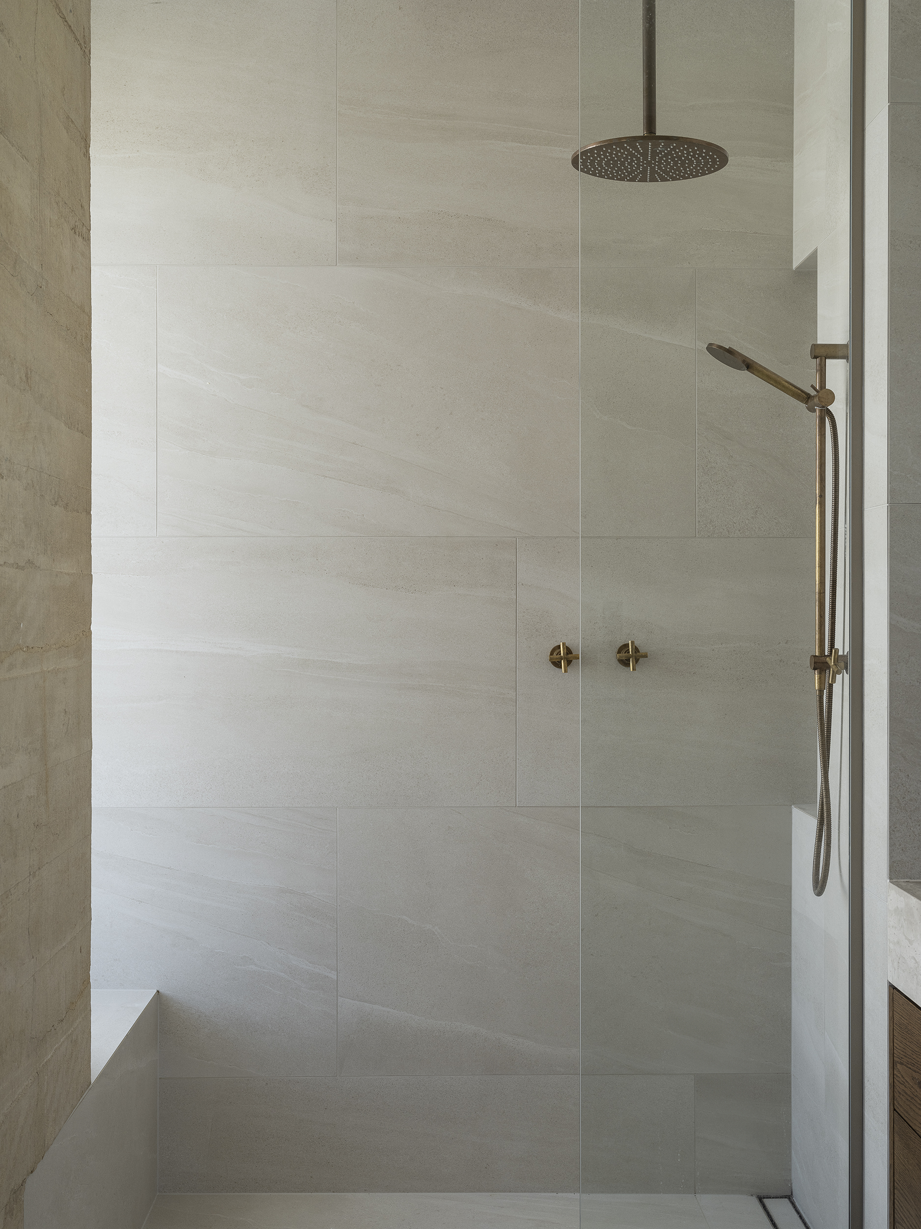 土屋；土房；地屋

注：Earth House常见有表示用泥土等建造的房屋这类意思，土屋土房较为契合生活中常见说法；地屋在一些特定语境下表达建在地面下或与土地紧密结合的房屋也合理，由于不清楚具体语境，难以给出绝对唯一准确翻译，如果有更详细语境信息，烦请提供 丨新西兰奥克兰丨Adele McNab Architects-14