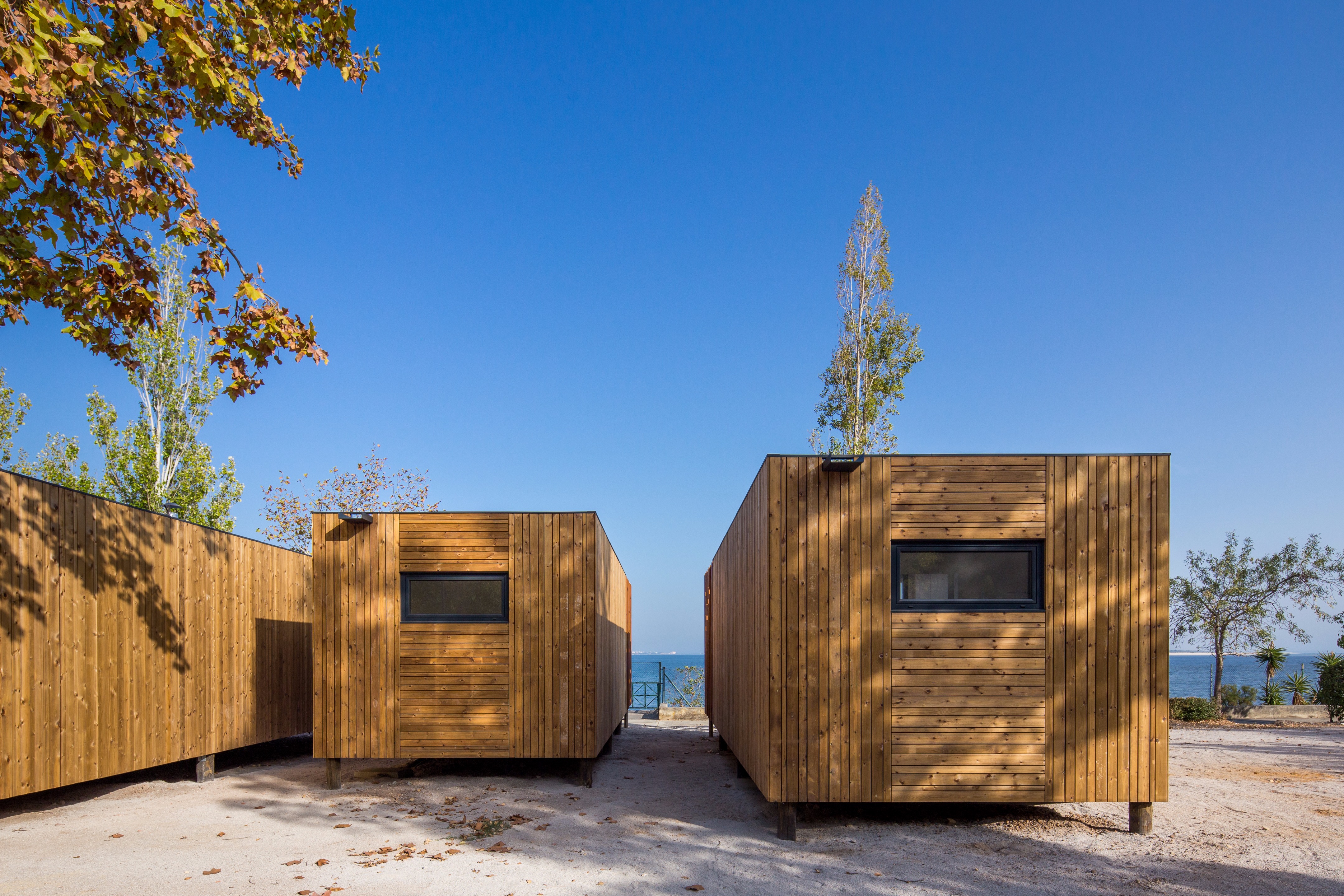 葡萄牙木质模块化“树屋”营地-11