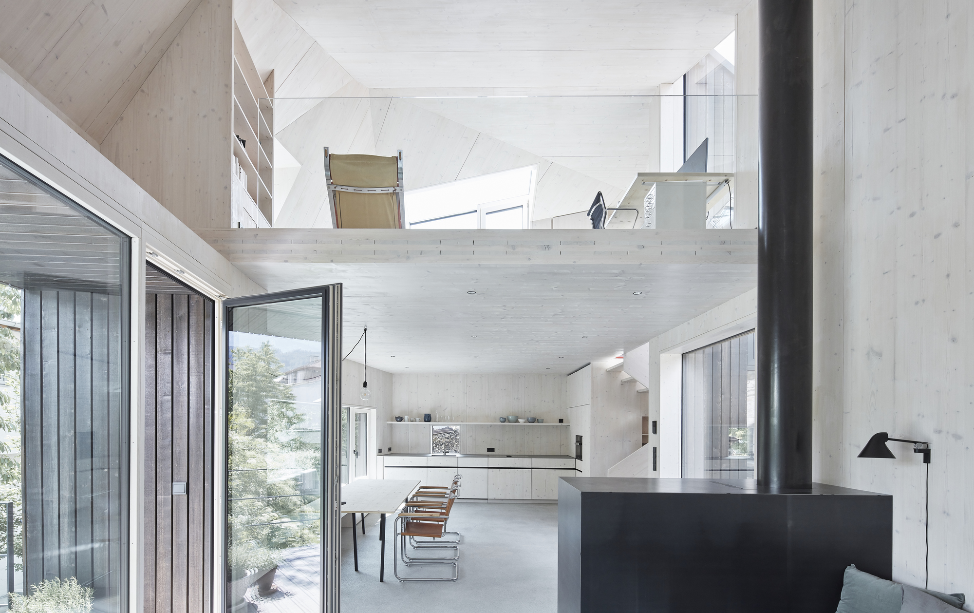 折叠立面,融入城市景观的别墅设计-10