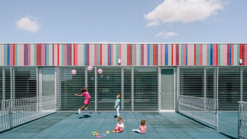 西班牙：镜面与多彩板条组成的儿童露天活动场-0