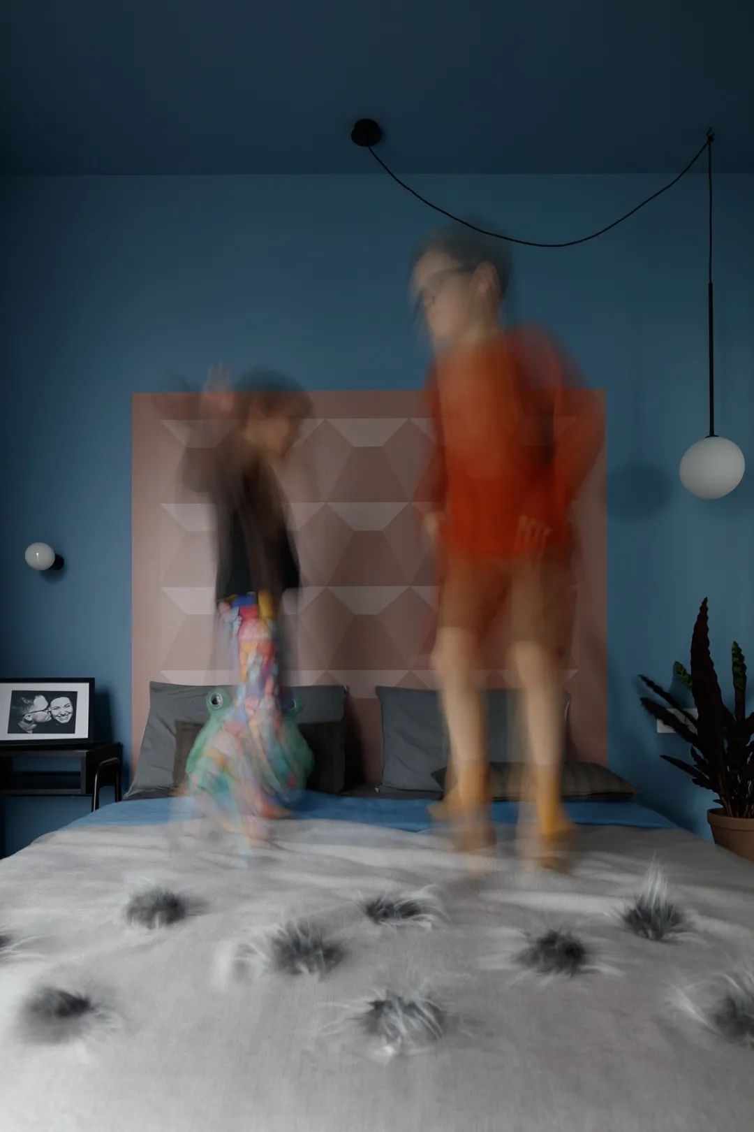 蓝橙碰撞的四口之家丨DVEKATI 设计团队-28