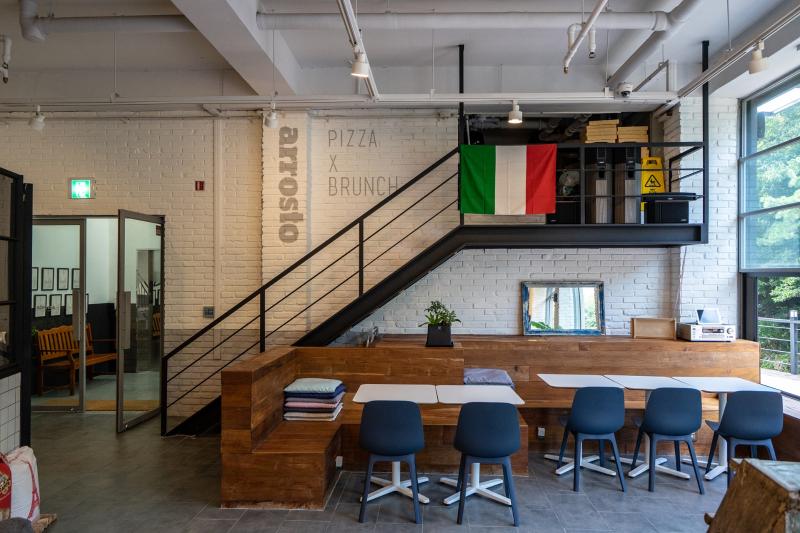 现代简约 40 平米咖啡厅室内设计案例-8