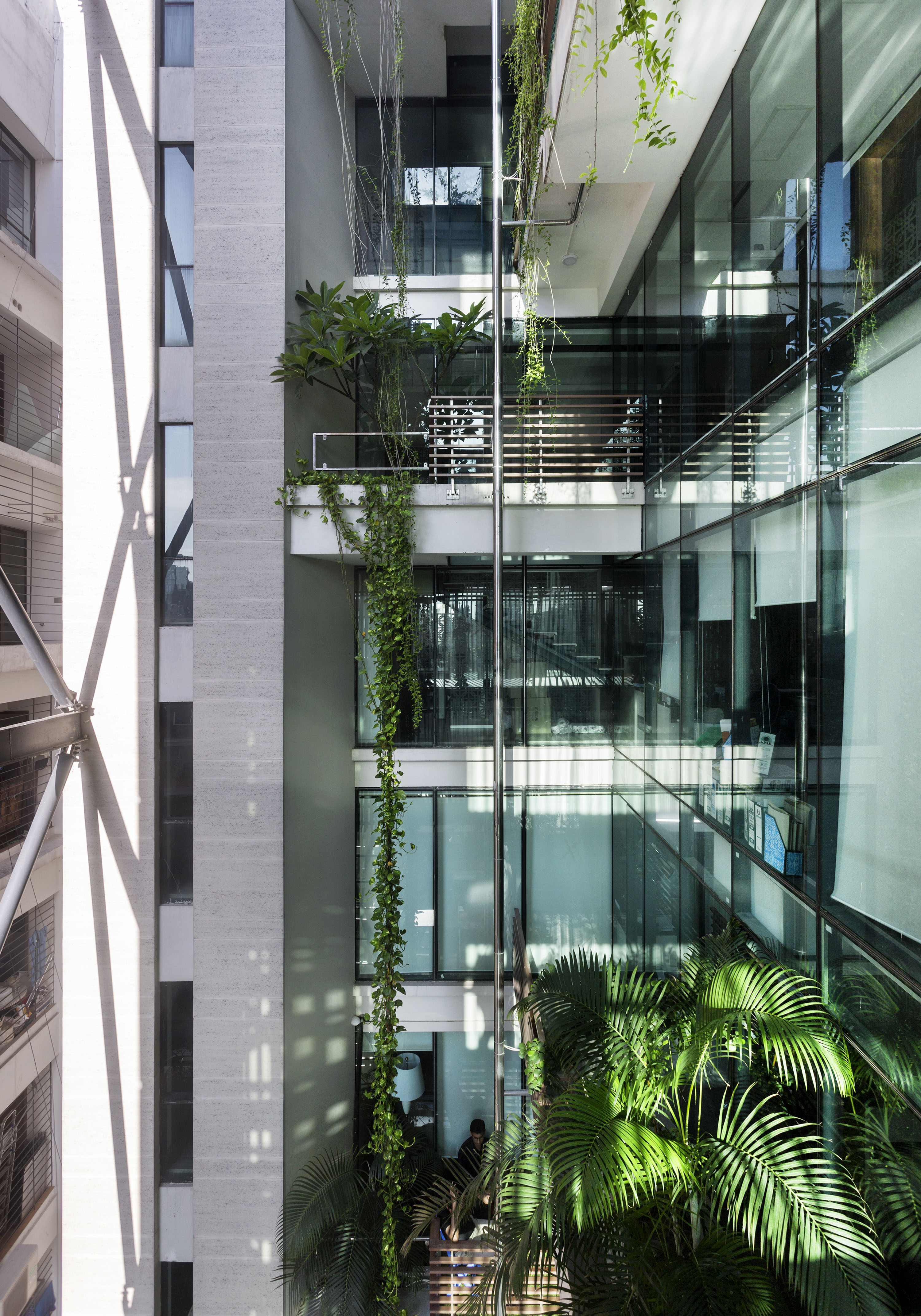 绿意盎然的都市森林办公楼-31