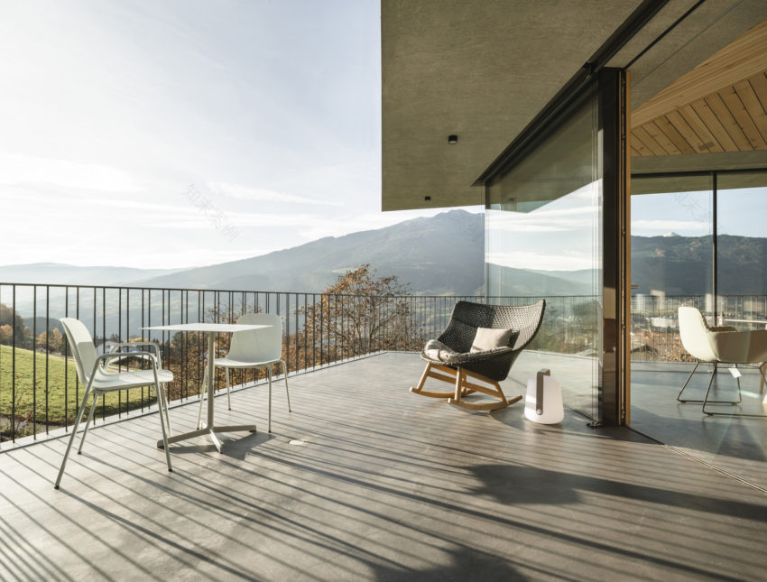 Pentagonal House on the Hill created by MoDusArchitects on a hillside in Italy 意大利一座山坡上由莫杜什建筑师在山上建造的五角形房屋-5