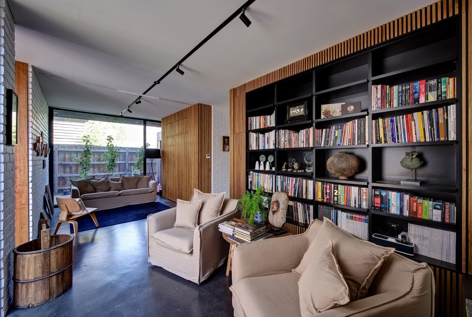 墨尔本市中心黑白相间住宅 | 天然材料与街头艺术完美融合-6