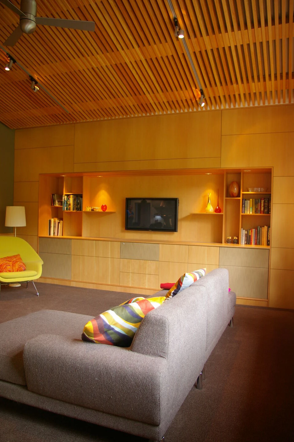 加州 Alamo 家庭影院室的设计翻新-11