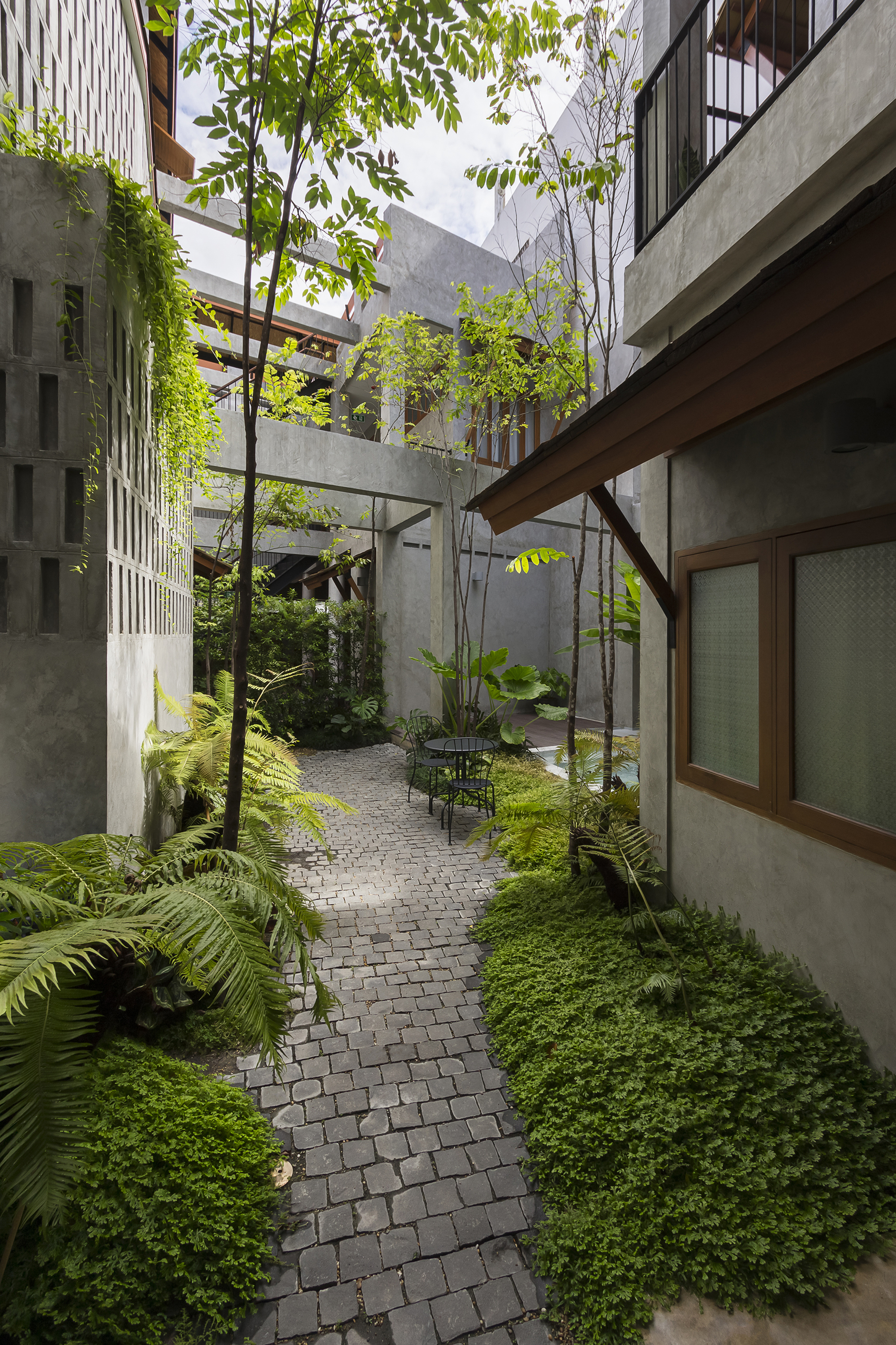 Hidden Garden Hostel / Full Scale Studio-40