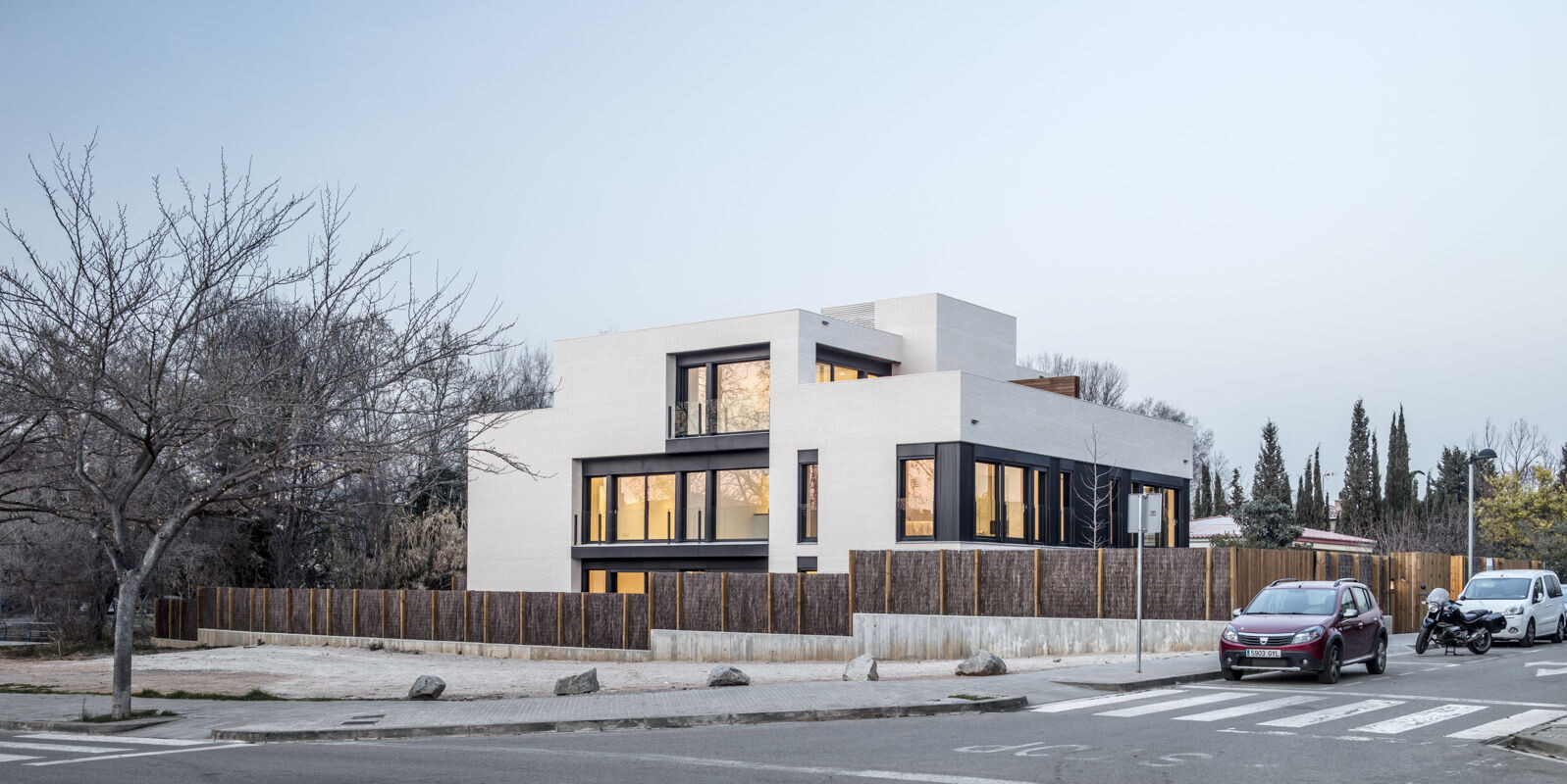 白色光影盛宴——巴塞罗那 Casa Bialps 别墅设计-19