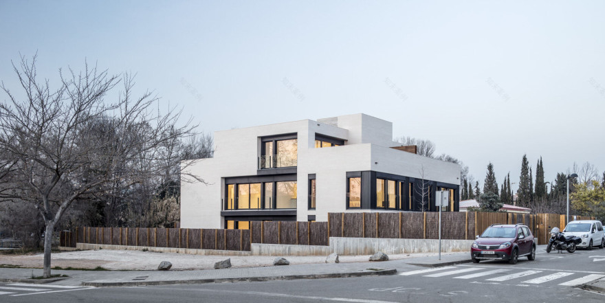 白色光影盛宴——巴塞罗那 Casa Bialps 别墅设计-19