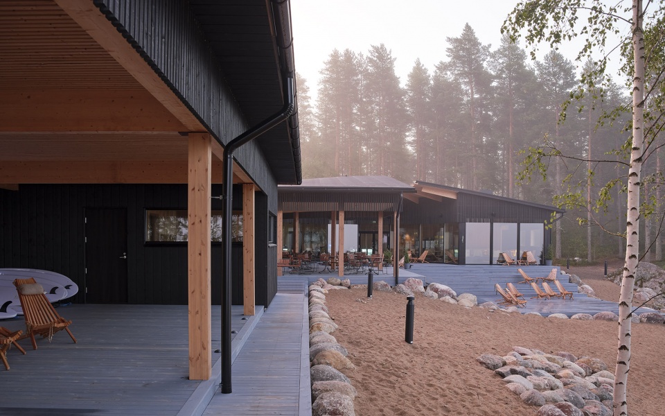 Pistohiekka 桑拿餐厅 | 湖畔美景与木结构建筑的完美融合-16