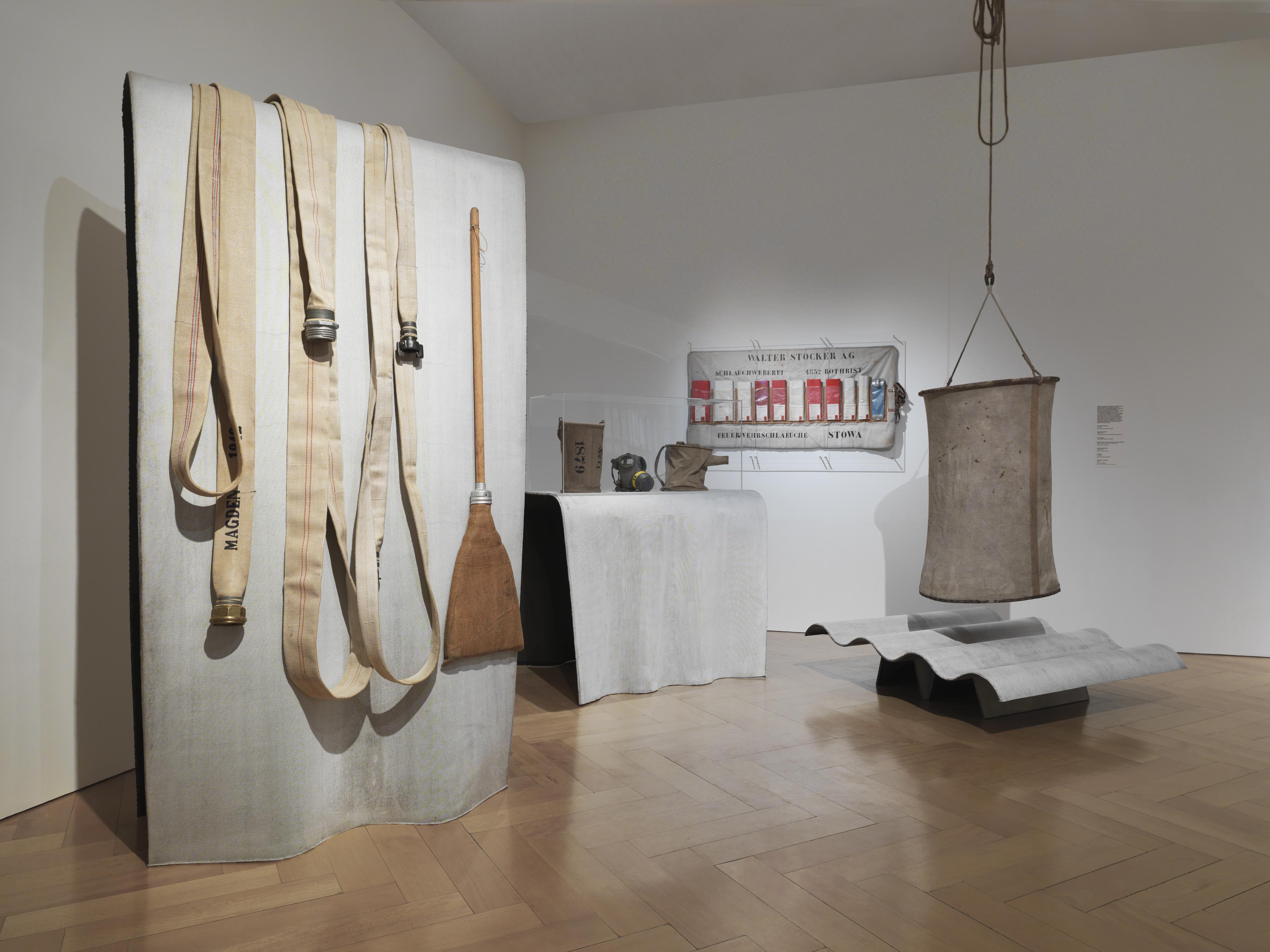 僵硬的;生硬的;呆板的;艰难的;费劲的;僵硬;生硬-26