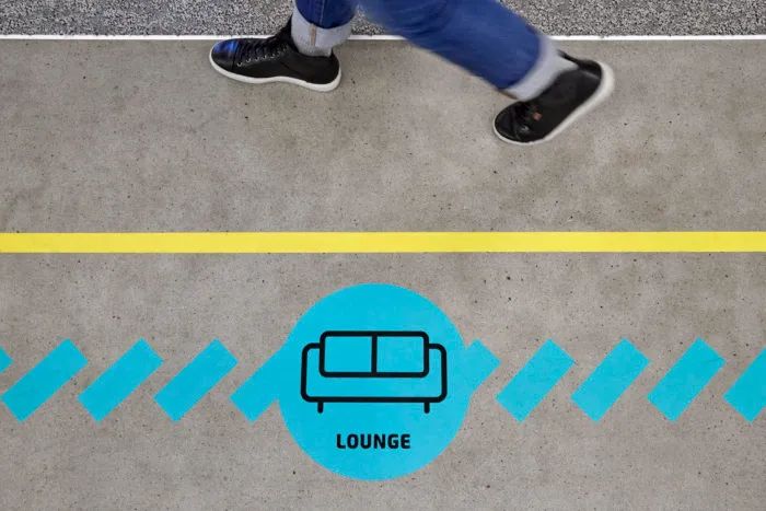 将色彩作为实用的导向辅助，更敏锐地表达了公司的年轻精神-15